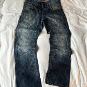 Mish Mash Jeans Bootcut - Snygga bootcut jeans utan skador som passar flera storlekar