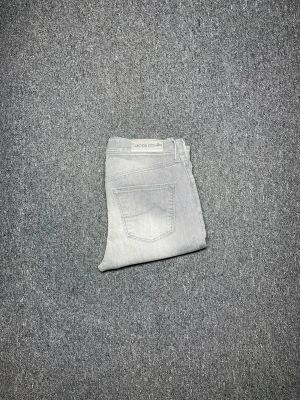 Grå Jacob Cohen jeans - Ett par riktigt feta jacob cohen jeans. Sitter slim fit för dig som är 160-170. Nytt skick🥳