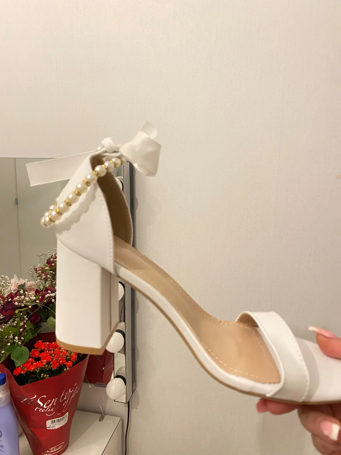 Vita klackskor med pärldetalj och rosett