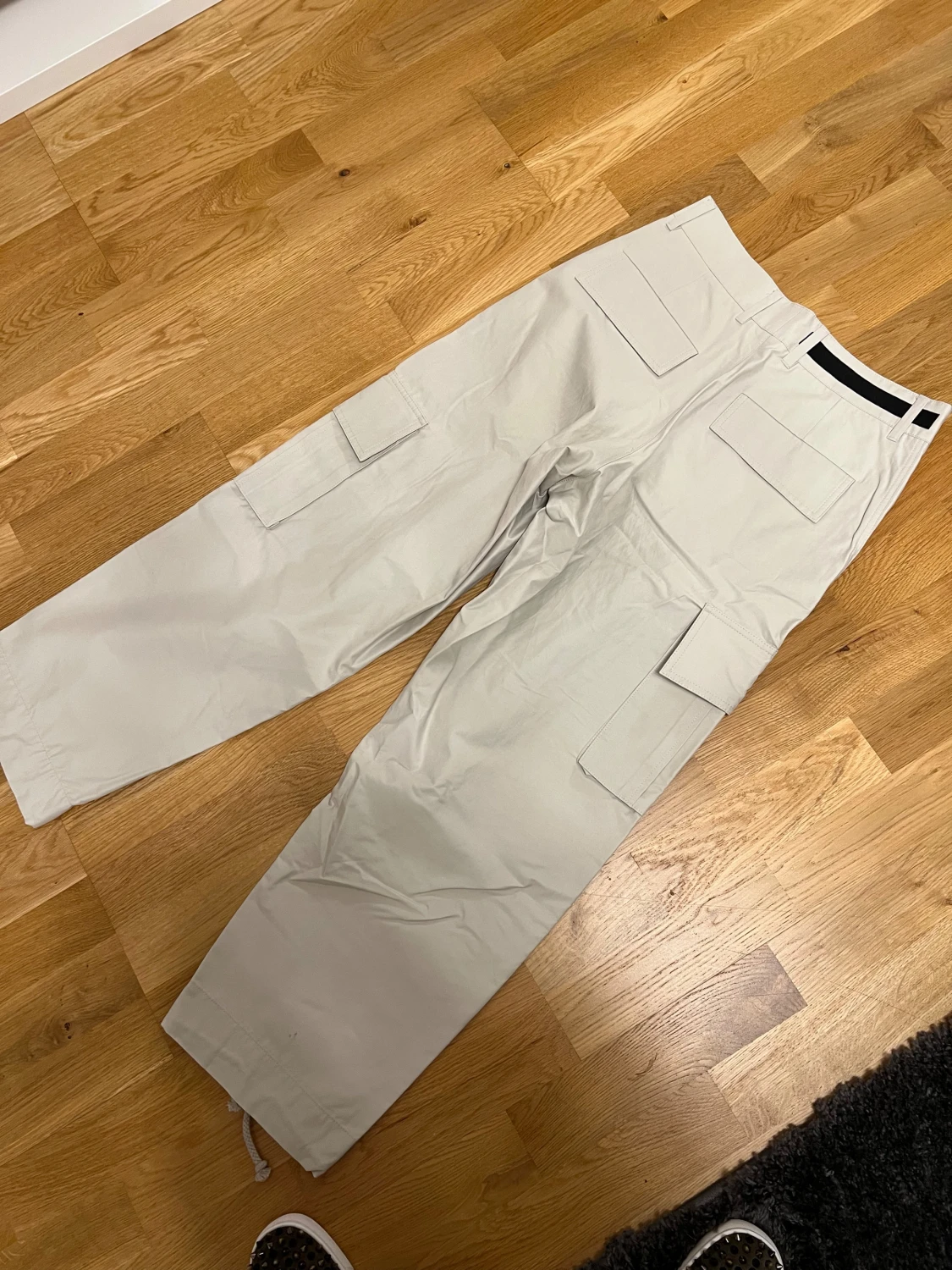Beige cargopants från Elier