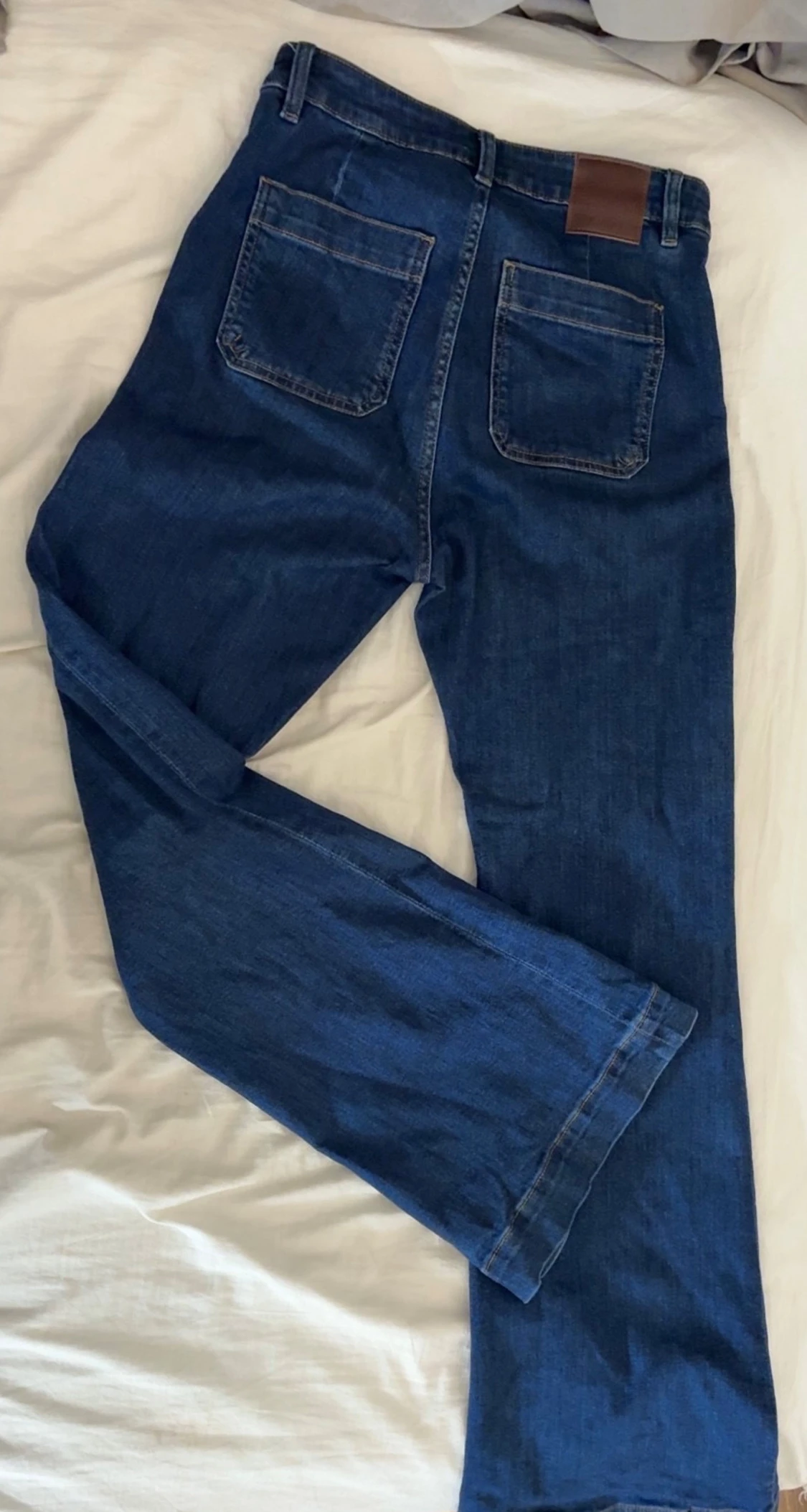 Mörkblå bootcut jeans.  - 1