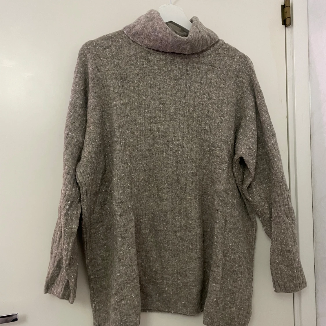 Beige polotröja från Bik Bok i ullmix