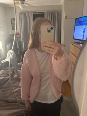 Ljusrosa fluffig kofta från Lindex - Supermjuk och fluffig ljusrosa kofta från Lindex Koftan har en loose passform och är tillverkad i ett stickat material som känns extra mysigt. Perfekt för att addera lite färg till din outfit. Köpt från plick men säljes då den inte passade mig💕Men är i väldigt fint skick❤️