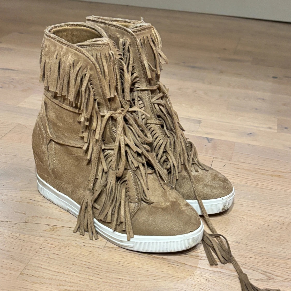 Kamelbruna mockasneakers med fransar