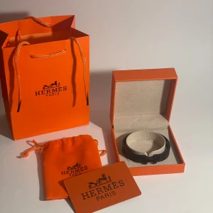 𝓗𝓮𝓻𝓶𝓮𝓼 armband - Säljer ny ett helt nytt 𝓗𝓮𝓻𝓶𝓮𝓼 armband med tillbehör, för fler info det är bara att kontakta!💫