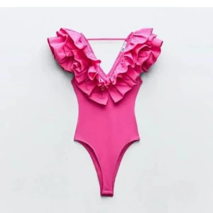 Populär Rosa body från Zara - den slutsålda bodyn från Zara 😙😙 jag har köpt den från vinted men endast andvänd 1 gång av mig för ett tag sen, bodyn har ett litet litet hål som knabbt syns och påverkar ej.  Jätte bekväm att ha på sig 🥰passar perfekt för fest !! Pris kan diskuteras 