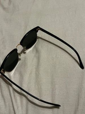 Rayban solglasögon  - Ett par raybans jag fick som present, kommer inte till användning. Inget fel på dom!