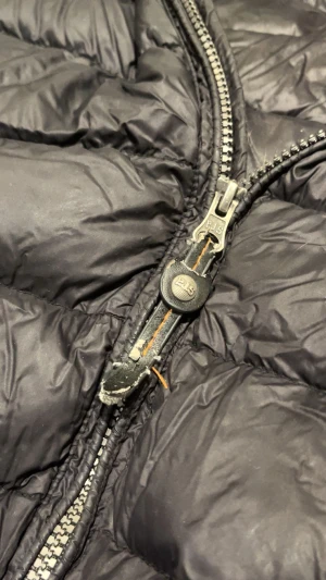 Parajumper jacka - Något sliten på dragkedjefästet (sista bilden), annars fint skick💞 Storlek M men liten i storleken, passar mig som vanligtvis har xs/s!