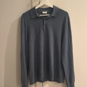 Ljusblå långärmad pikétröja från Filippa K - Ljusblå långärmad tröja från Filippa K i storlek XL. Tröjan är liten i storleken och bör passa folk från 187-195 perfekt. Nypris 1800kr