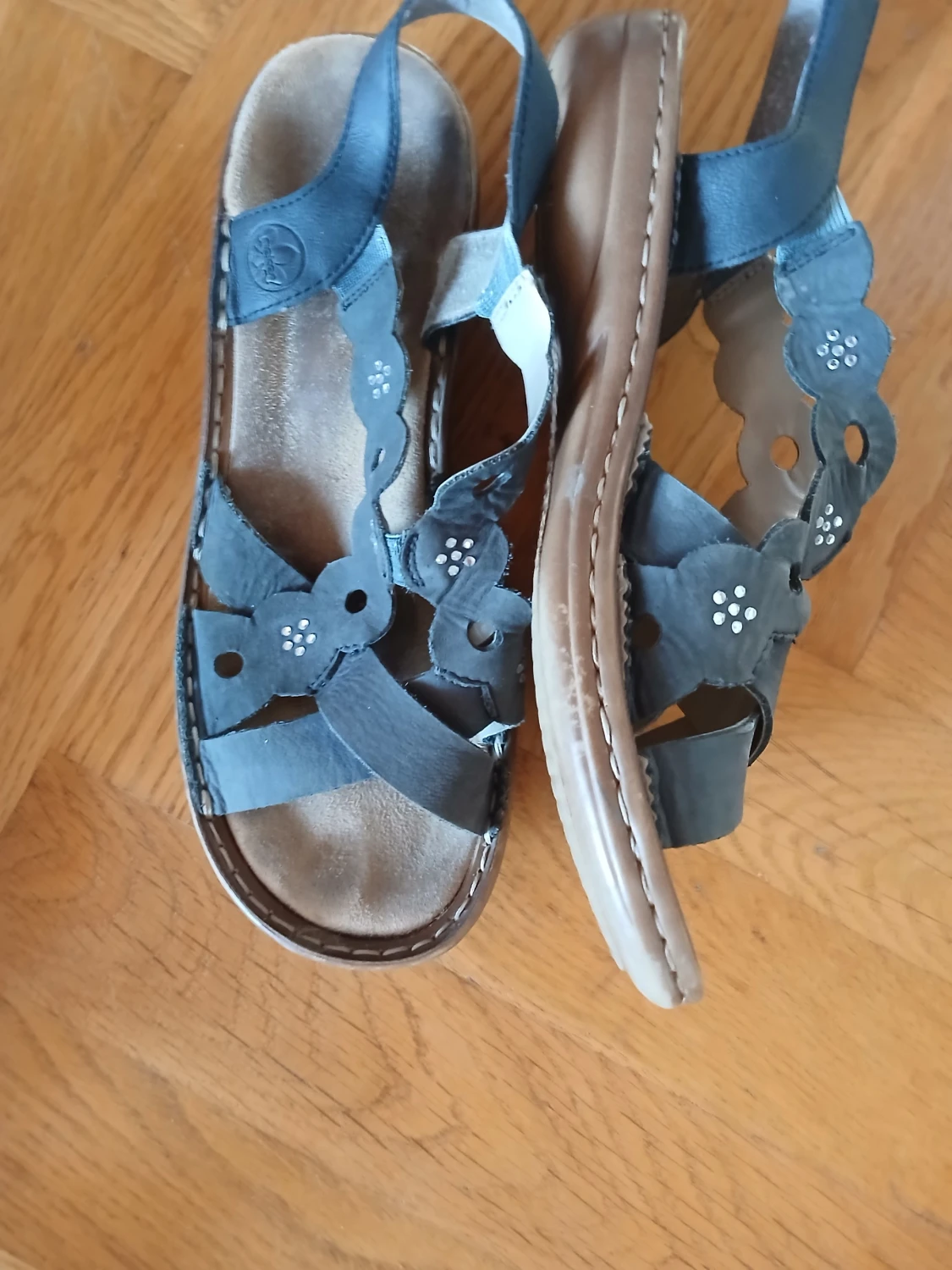 Grå sandaler med blommönster - 1