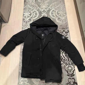  Canada goose parka  - Svart canada goose parka. 10/10 skick. Storlek M men kan även passa dig som har L. Pris kan diskuteras vid snabb affär 