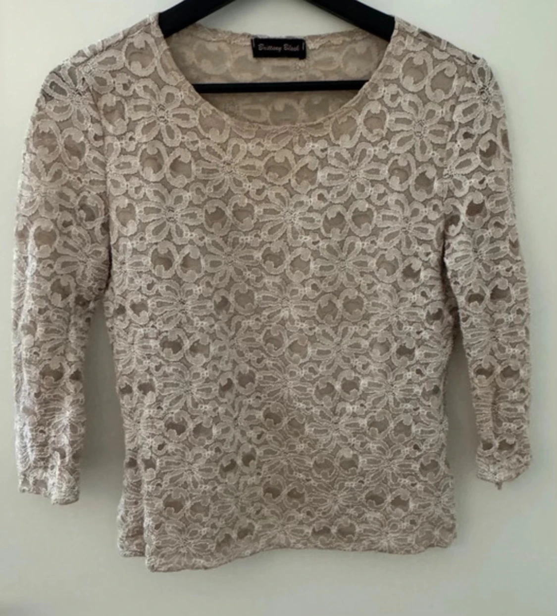 Beige spetsblus från Brittany Black - 1