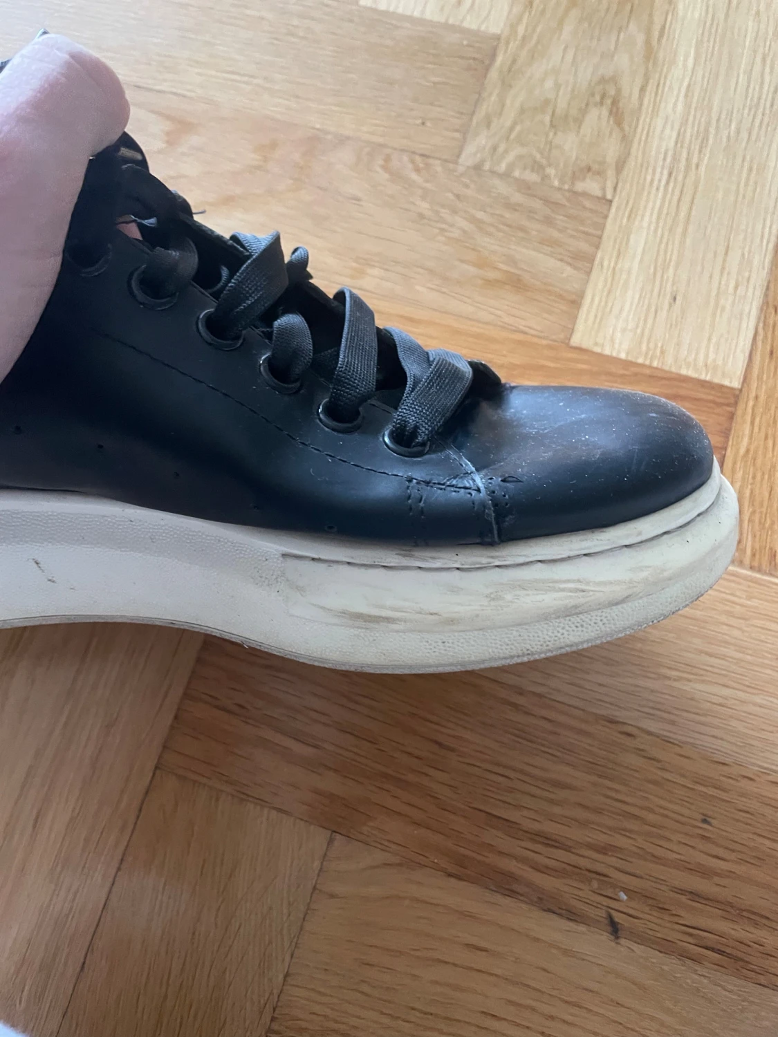 Alexander McQueen svarta och vita sneakers - 3