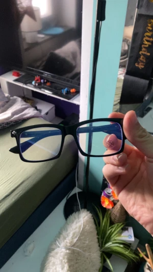 Svarta glasögon med blåtonade linser - Säljer ett par svarta glasögon från chromehearts  perfekt till en stilren outfit