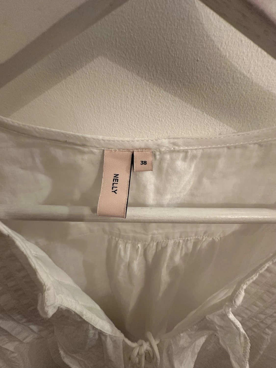 Vit blus med volang från Nelly - 1