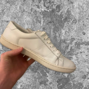 Saint Laurent skor - Rejält feta slp skor i Fantastiskt skick ba lite smutsiga. Står stl 40 men passar mig som bär 42. Kom gärna med frågor😊 självklart äkta