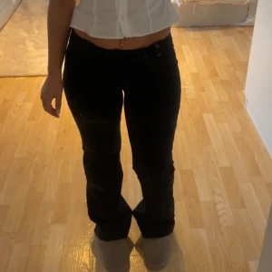 Lågmidjade kostymbyxor från tigermist  - Svarta lågmidjade kostymbyxor från tigermist, endast använda ett fåtal gånger. Storlek XS men passar mig bra som brukar ha S.