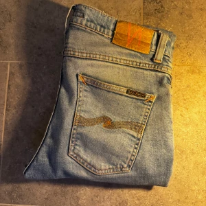 Nudie Jeans  - Säljer ett par Nudie Jeans med fades.                     Model Lean Dean, W,28 L, 30, mycket bra skick! Tveka inte på att höra av er till oss vid några funderingar.