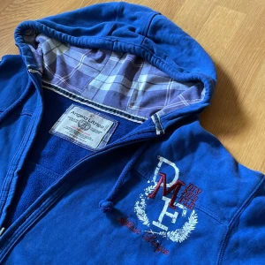 Archive ziphoodie - Unik zip hoodie med brodyr och mönstrad luva | storlek S men passar M | Skriv vid funderingar och skicka gärna bud! 