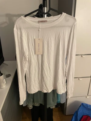 Vit långärmad tröja från Anna Field - Säljer en enkel och stilren vit långärmad tröja från Anna Field. Tröjan har rund halsringning och är gjord i mjuk bomull, perfekt för dig som gillar minimalistisk stil. Passar dig som vill ha en basic topp i garderoben. Passar också fint som en pyjamas 