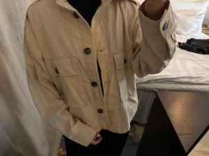 Jacka - Tunnare jacka som är perfekt till vår och sommar men också snygg att ha som en tröja nu på vintern, säljer då den aldrig kommit till användning 🥰💖