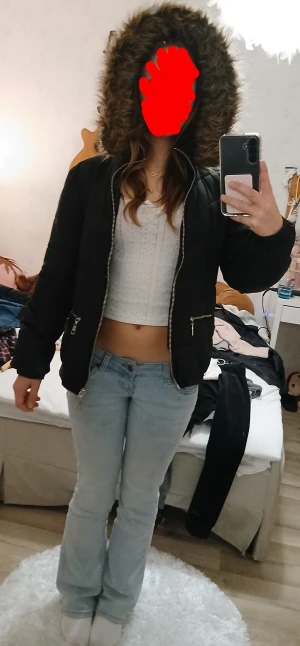 Svart vinterjacka fuskpäls - Svart vinterjacka som värmer dig och är stilig för dig när det börjar bli kyligt ute. Passar bra om man är st. M eller mindre. Inte använd pga att jag har flera jackor.😊