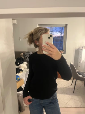 Stickad tröja  - Svart finstickad tröja från vila!💓