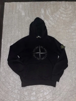 Stone Island hoodie - En riktigt snygg och skön stone Island hoodie, det är lite använd men den är inte sönder någonstans, den har dock inga snören då jag tog ut dem en gång och råkade tappa bort dem. Jag säljer nu för att den börjar bli lite för liten för mig. Storlek M
