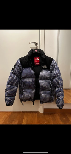 Supreme x The North Face jacka - Säljer denna snygga pufferjacka från Supreme x The North Face i Storlek M. Jackan är köpt via stock x gör något år sedan för 5000 och är fortfarande i nytt skick. Perfekt för dig som vill sticka ut i vinter. 