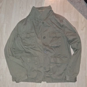 Olivgrön fieldjacka - Olivgrön overshirt från JC, storlek L men skulle säga att den är liten i storleken. Overshirten är i bomull med fyra stora fickor framtill och knäppning med knappar. Jackan har en avslappnad passform. Inga defekter‼️ Hör gärna av er vid funderingar eller prisförslag🙌🏼