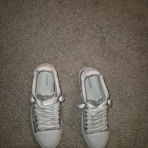 Gråvita sneakers från Numeris. - Snygga sneakers från Numeris. Toppskick aldrig använt.