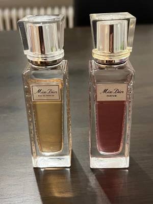 Miss Dior Parfym Duo - Två exklusiva Miss Dior-flaskor: Eau de Parfum och Parfum. Perfekt för dig som vill ha en lyxig touch i din samling. Snygg design och ikonisk look från Dior, passar dig som gillar att sticka ut.
