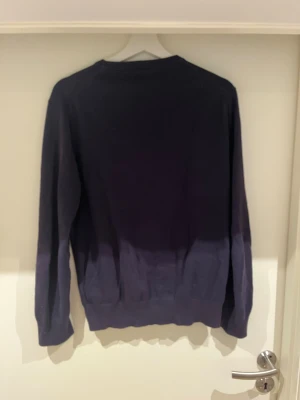 Mörkblå stickad tröja Polo Ralph Lauren - Storlek 18/20 men passar som s! Bra skick och har inte används särskilt mycket då den vart för liten! Hör av vid intresse eller fundering! Köpt i butik för 1200kr!