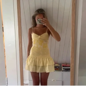 Gul kortklänning med volanger från zara - Säljer den trendiga gula klänningen från zara! Nyskick!