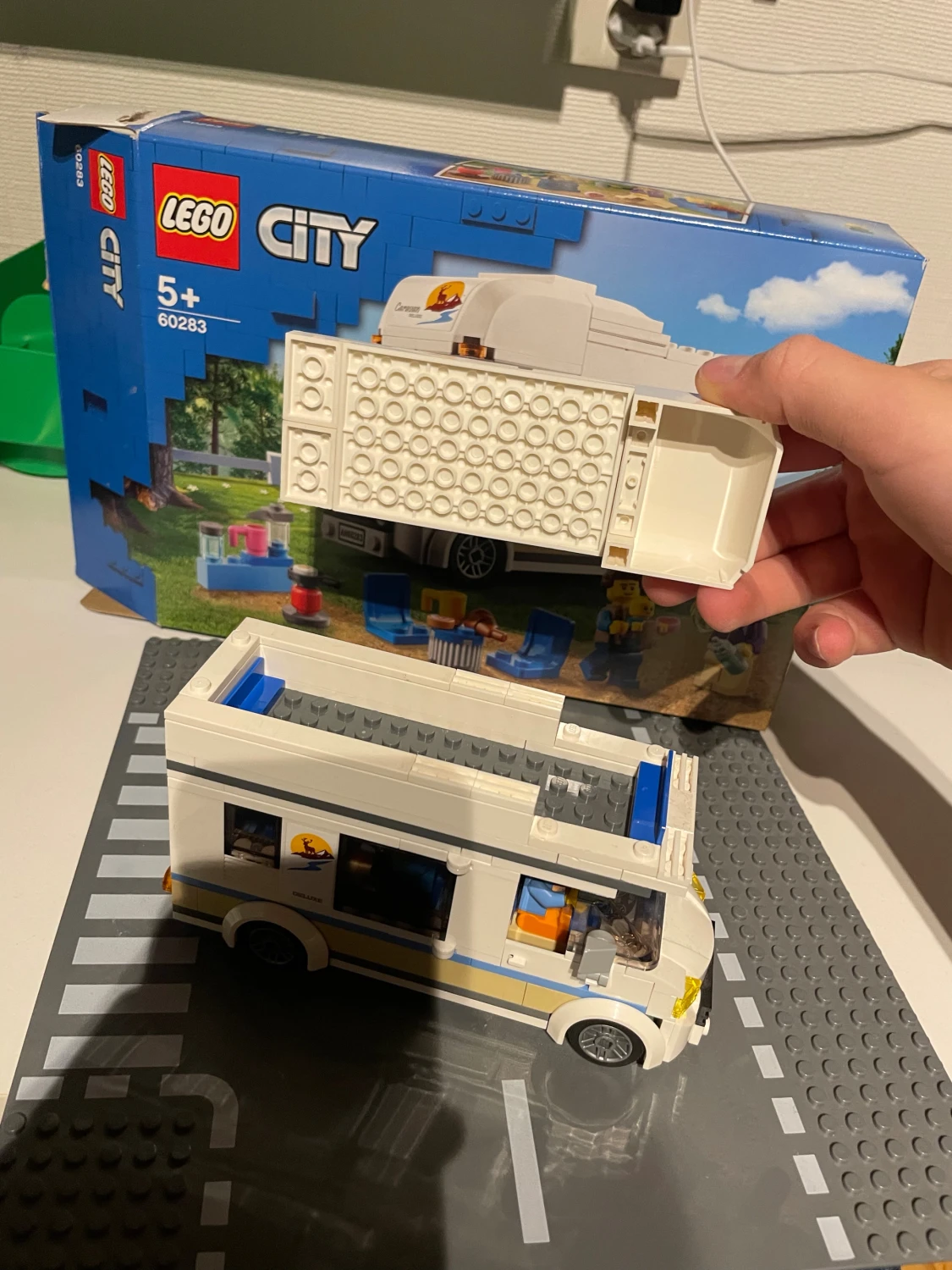LEGO City 60283 Husbil - 5