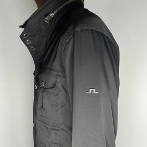 J.Lindeberg field jacket - Säljer en riktigt snygg och trendig J.Lindeberg field jacket i fint skick, storlek L, vid frågor är det bara att skriva //Gramenti