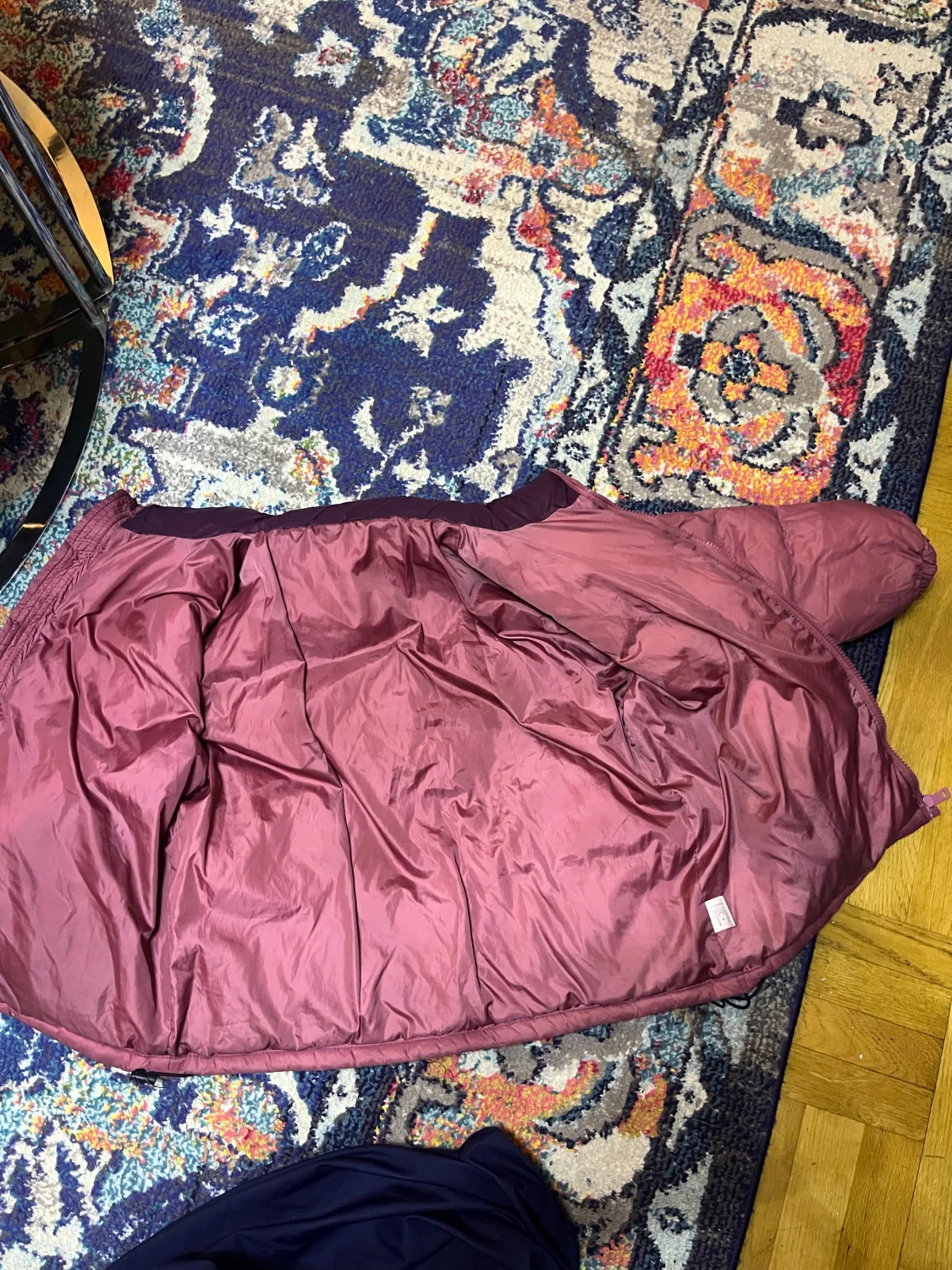 Mörkröd pufferjacka från The North Face