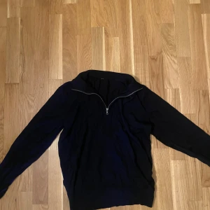 Mörkblå merino half zip från uniqlo - Mörkblå half zip från uniqlo i 100%merinoull. Snygg med både skjorta eller vanlig t shirt under och passar året runt. Bra kvalité på materialet. Knappt använt. Nypris 600kr
