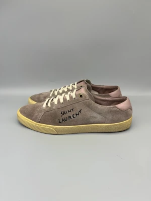 Saint Laurent SL/06 Sneaker Beige - • The shoes have been gently used and are in really good condition  • Size: 43 (fits 43.5–44)  • Color: Beige Suede  • Retail price: 7200 SEK / 650€  • No accessories 