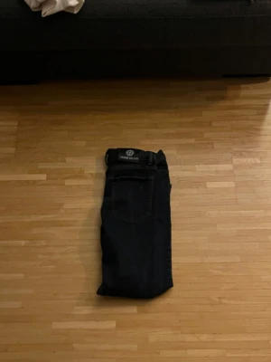 Stone Island Slim fit - Säljer nu ett par snygga Stone Island. Det är då slim fit i W32=42cm och längden är 92cm. Den enda nackdelen är att den saknar knapp för att knäppa dem. Skriv om ni har nå frågor. Kan förhandlas.