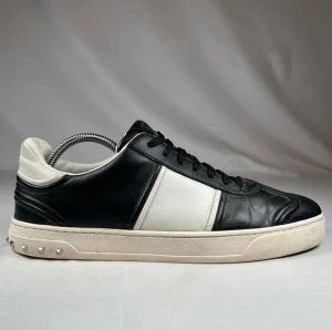 Valentino Flycrew - Hej! Säljer dessa Flycrews från Valentino ( tillverkas inte längre )    Storlek 43 passar 44, Varsamt använda med skick 9/10 , nypris 6500kr mitt pris 3499.  Bara skorna medföljer. Skriv bid minsta lilla fundering!🙌