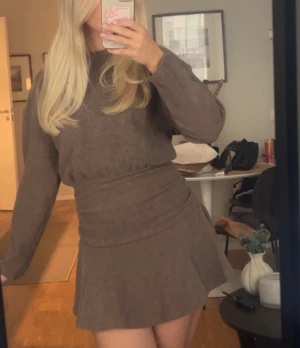 Stickad Klänning - Zara - Superfin och skön stickad klänning från Zara, passar perfekt nu under vinter samt jul/nyår 🩷 Klänningen är helt ny med prislappen kvar! Nypris 379kr