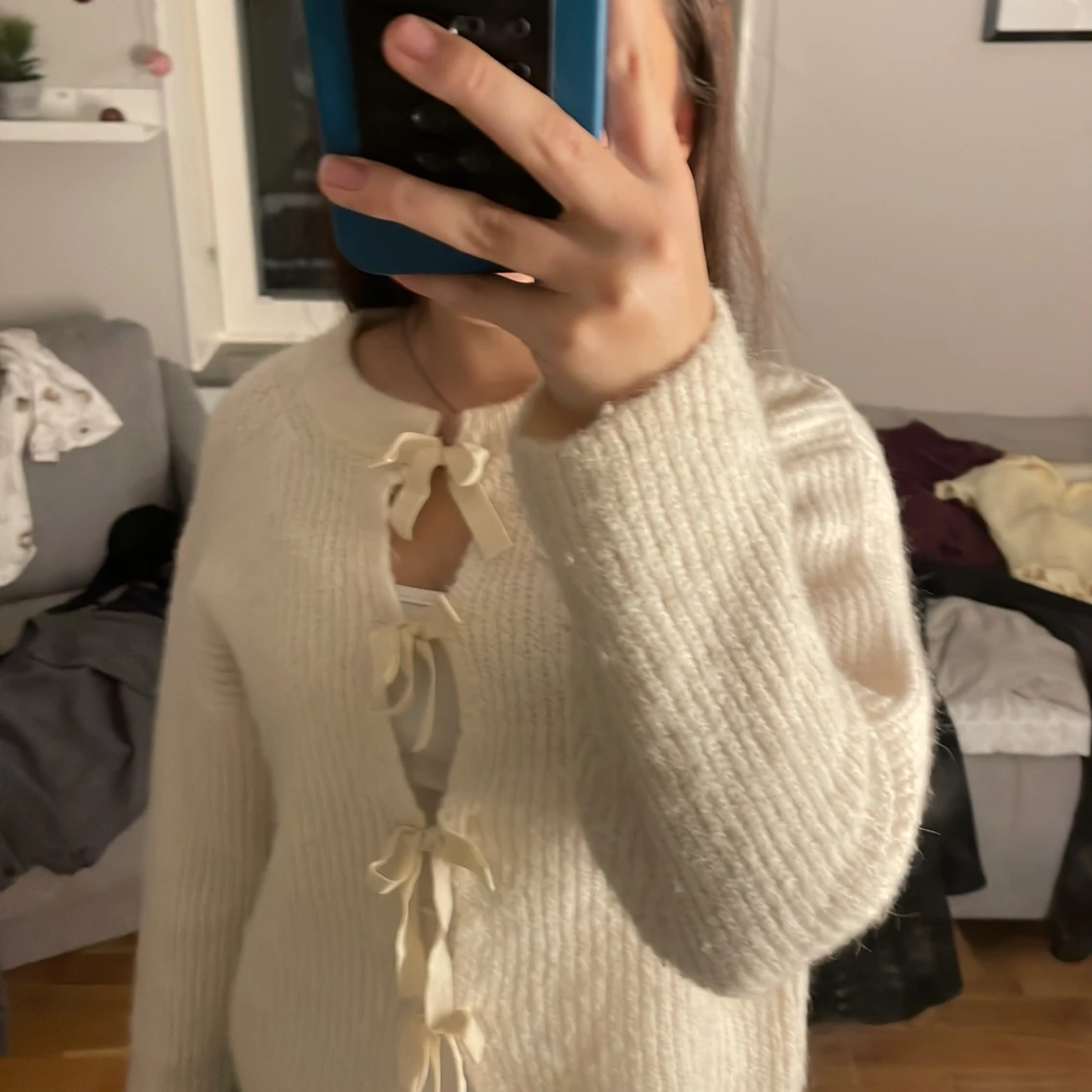 Vit stickad bolerotopp med rosetter - 1