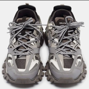 Balenciaga tracks sneakers  - Helt nya oanvända balenciaga tracks. Box och 4 snören (2 för varje sko) medföljs. Pris kan diskuteras vid snabbköp 