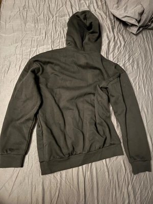 hoodie pier one - Säljer denna svarta pier one hoodie i nytt skick, den är använd en gång och då provade jag den bara. Jag kan eventuellt vara öppen till små prutningar men inte mycket då den är ny🙌😄