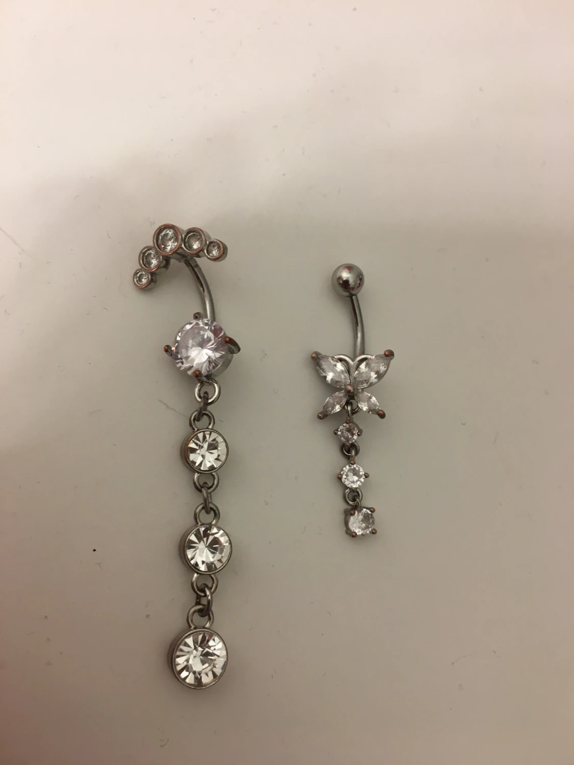 Silvriga navelpiercingar med stenar