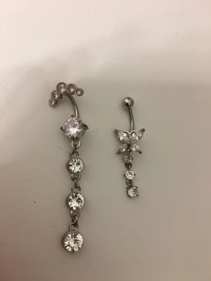 Silvriga navelpiercingar med stenar - Den långa kostar 60 och den lilla kostar 30