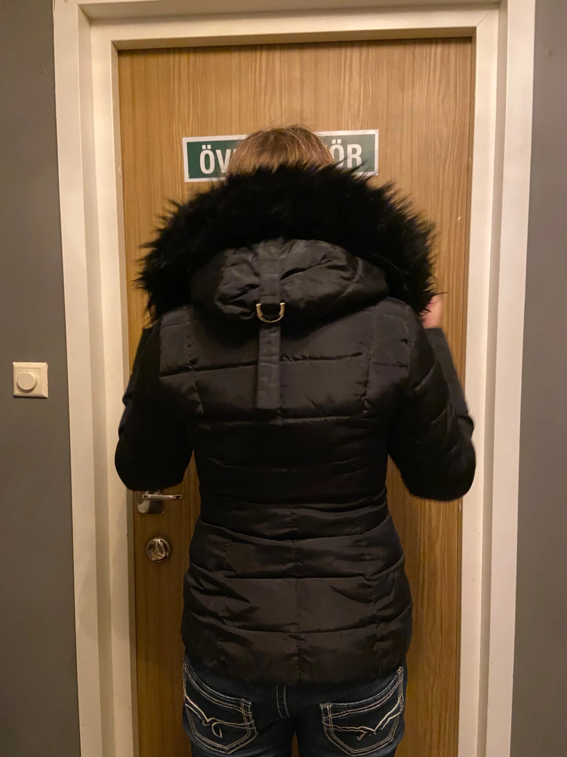 Svart pufferjacka med fuskpäls från Roco Baroco - 4