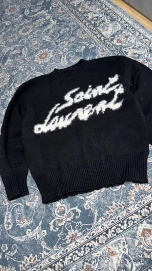 Svart Saint Laurent tröja  - Svart sant Lauren tröja i nyskick, tröjan är i storlek M och kan även passa S. om du intresserad är det bara att skriva😀.