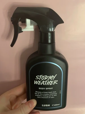 Stormy Weather body spray 200ml - Stormy Weather body spray från Lush, 200ml. Produkten är vegansk och passar för både män och kvinnor. Fräsch doft som funkar året om. Håller länge. Har endast testat den. 